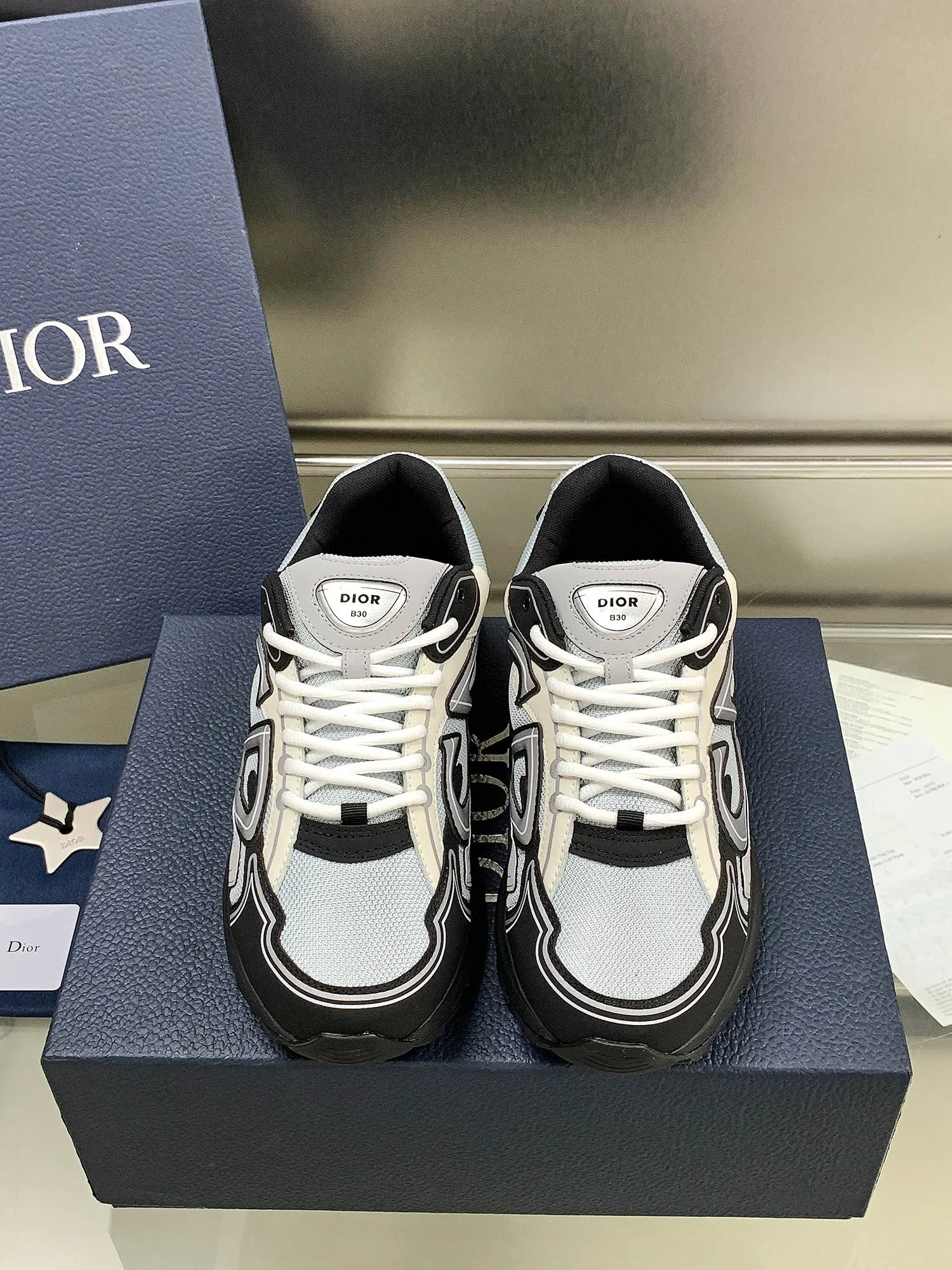 👟👟Ex-factory price 660👟👟 Newly upgraded Dior B30 series dad sneakers. New B30 sneakers. Dad Shoes style shoes that follow the trend of the retro market. The Dior logo on the tongue also indicates that this pair of shoes is the B30 model! B30 uses fine-textured leather and mesh cloth materials to form a shoe body. There are conspicuous letters CD on both sides of the shoe body to indicate identity. Many lines on the shoe body outline details to make the shoes look less monotonous and full of retro flavor. The delivery counter is exquisitely packaged🛍📦 ▪️Fabric: Original customized technical fabric + mesh ▪️Inner lining: Customized breathable lining ▪️Outsole: IP+TPU outsole ▪️Sole thickness: 3.5CM ▪️Size: Women’s size 35-40 / Men’s size 39-45